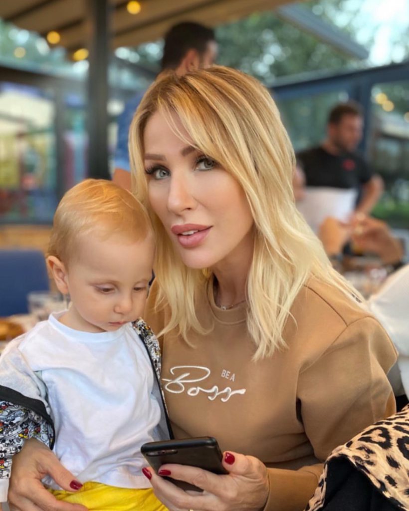 Seda Sayan smiles naked