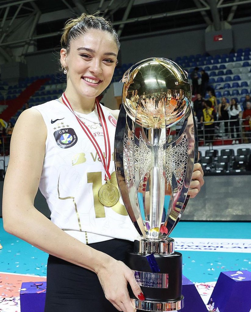 Zehra Güneş ardent bikini