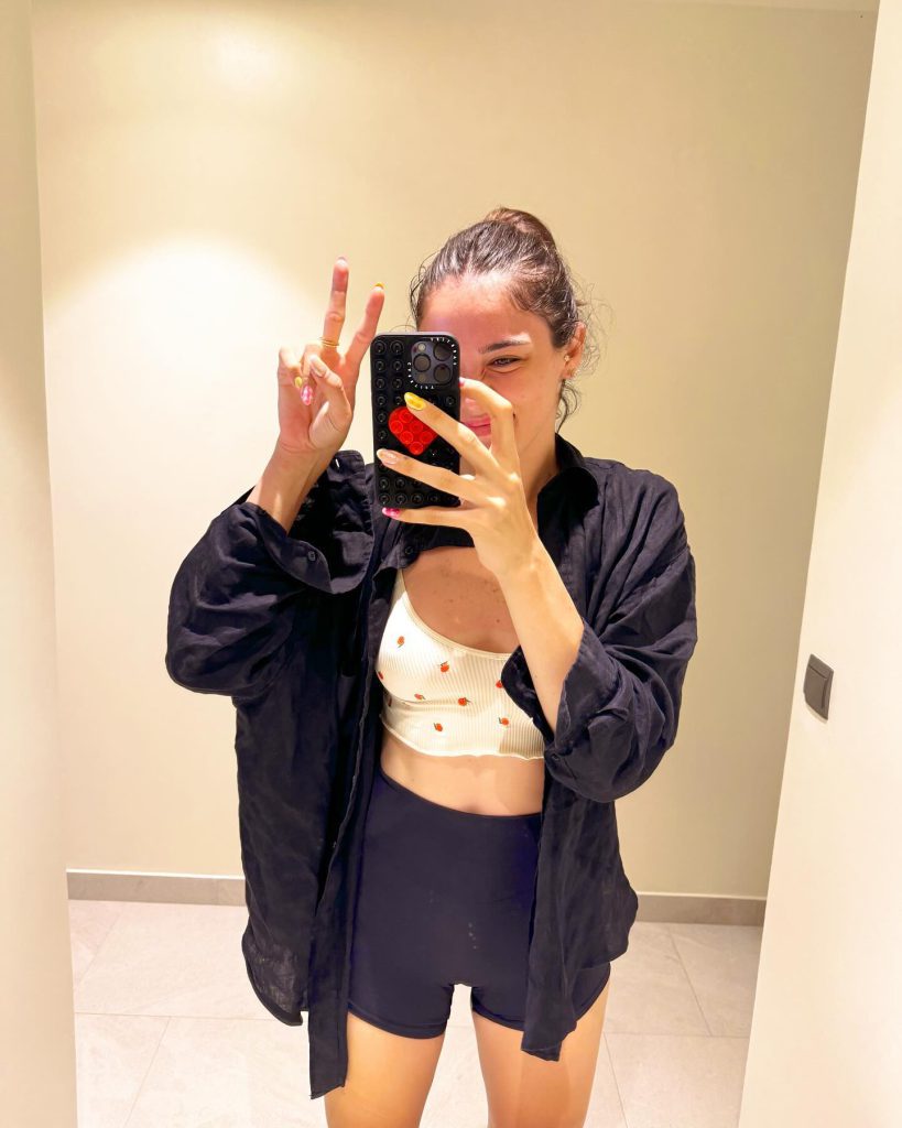 Zehra Güneş depicts fire nudes