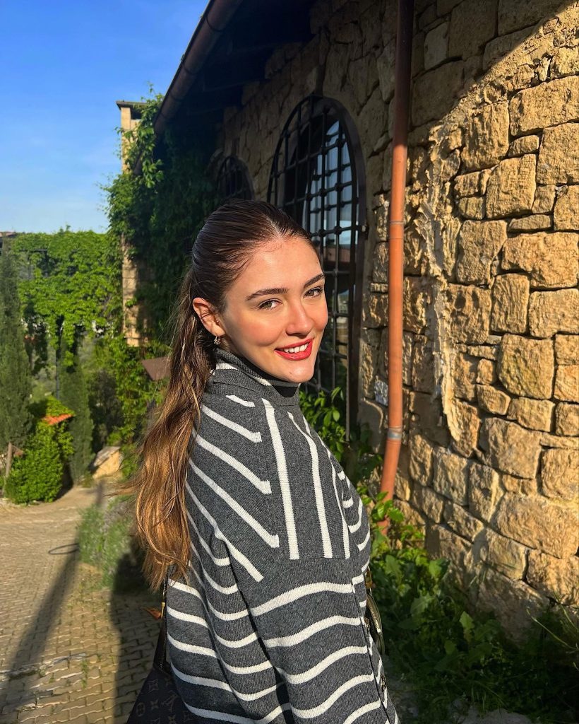 Zehra Güneş looks ass