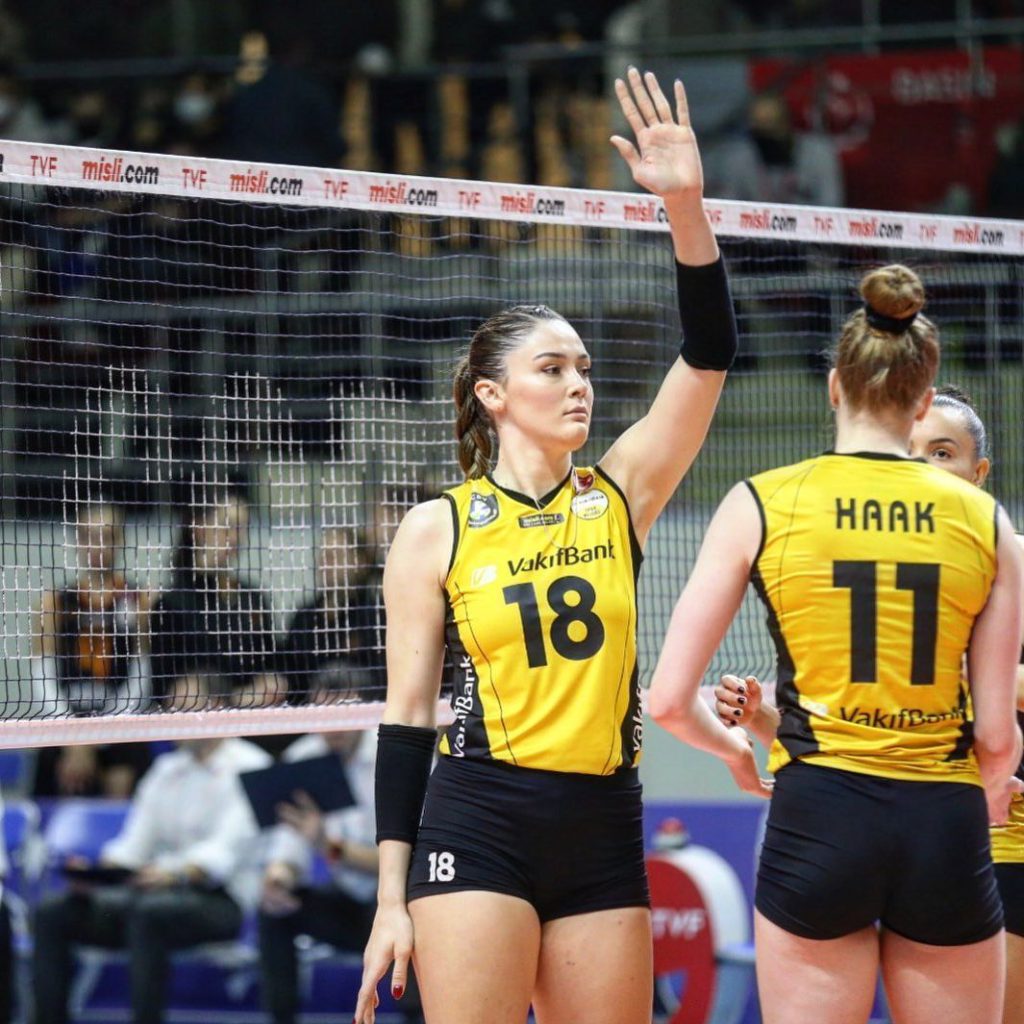 Zehra Güneş poses nude