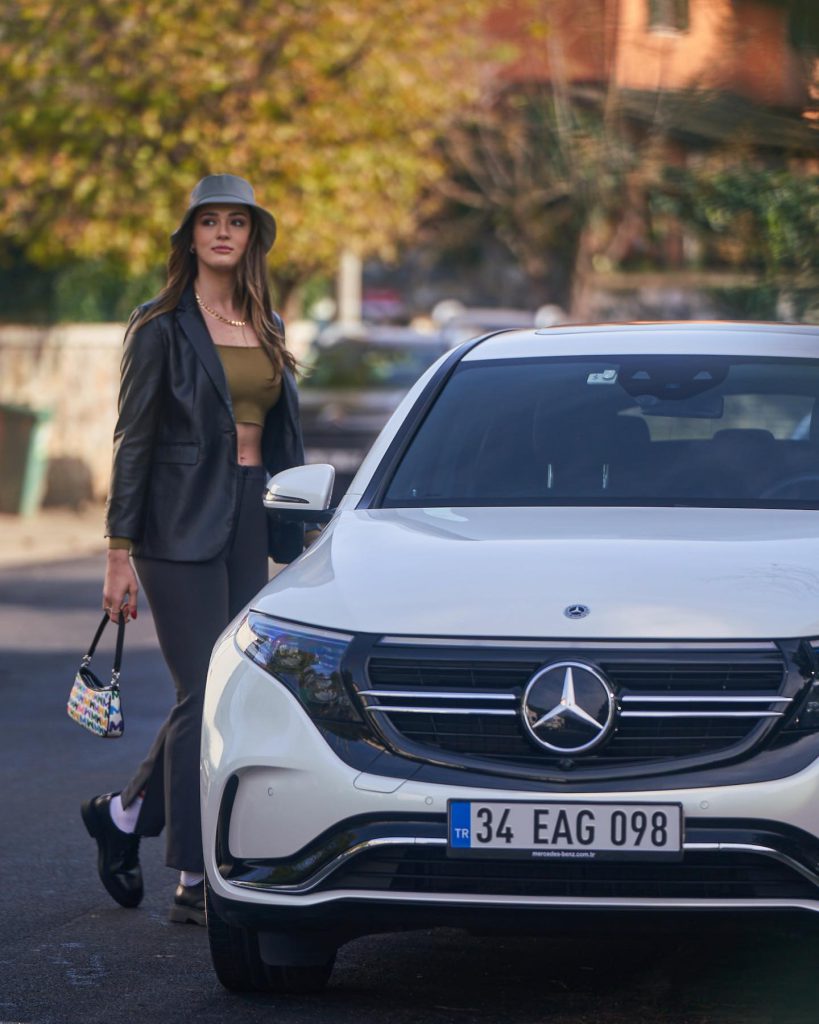 Zehra Güneş poses porn