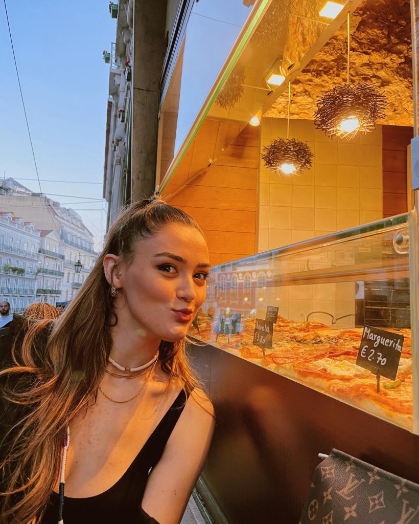 Zehra Güneş poses pussy