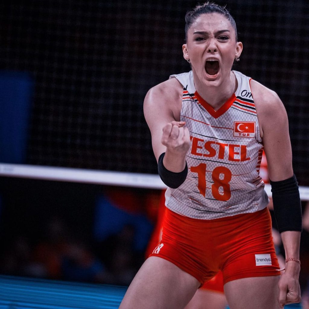 Zehra Güneş poses xxx porn