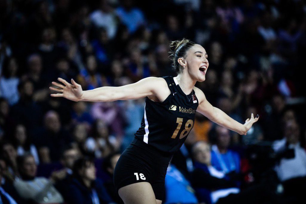 Zehra Güneş smiles nude