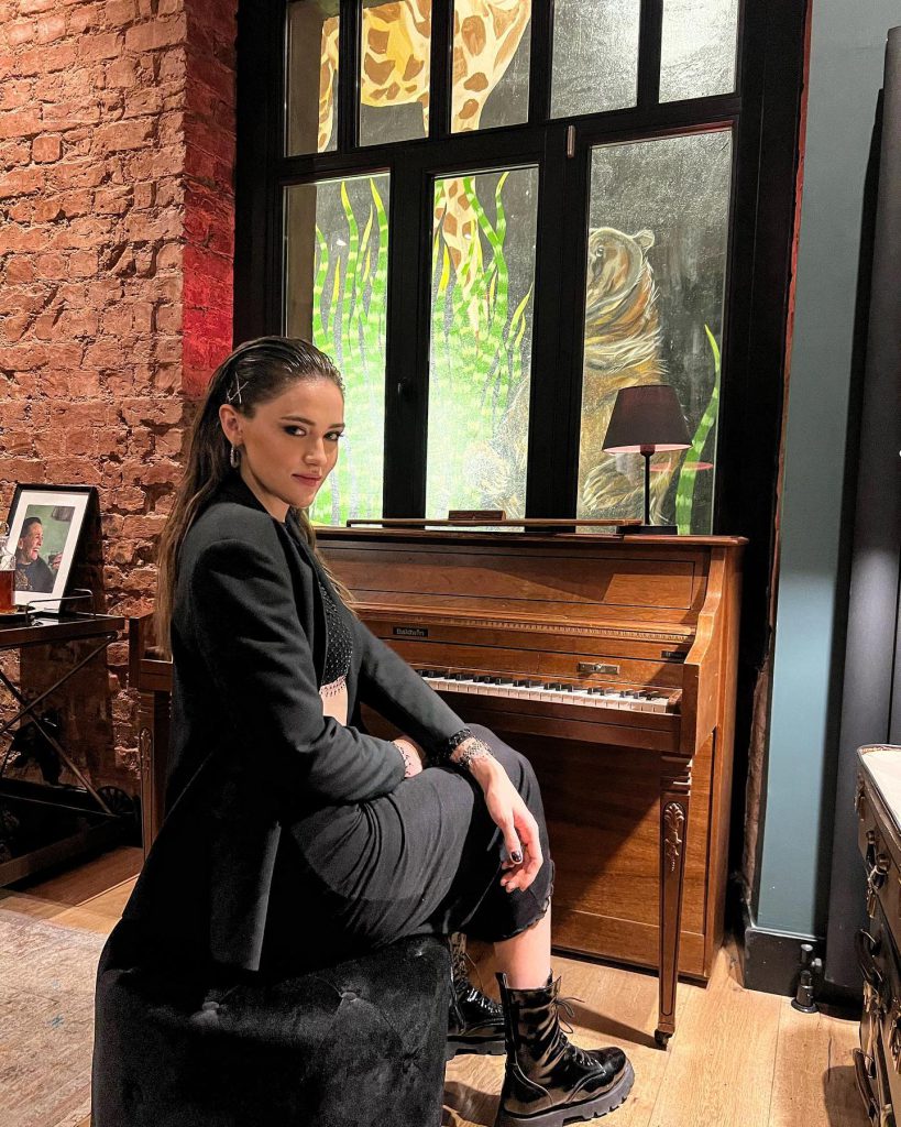 Zehra Güneş smiles pussy