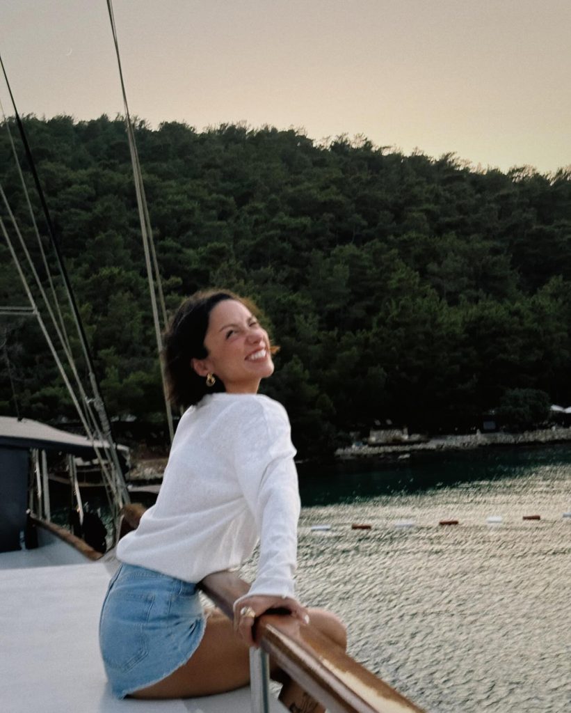 Zeynep Bastık looks naked