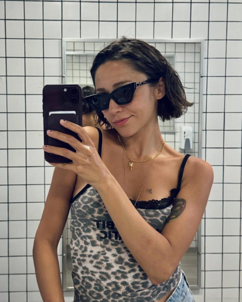 Zeynep Bastık modeling hot