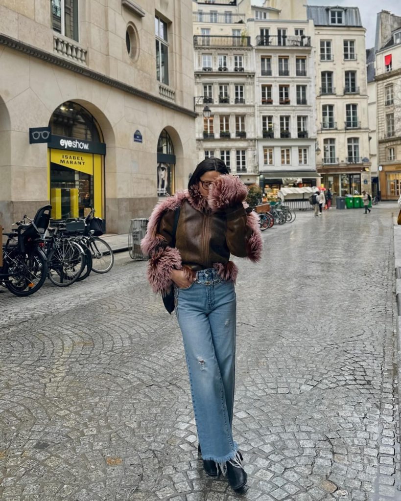 Zeynep Bastık poses bikini