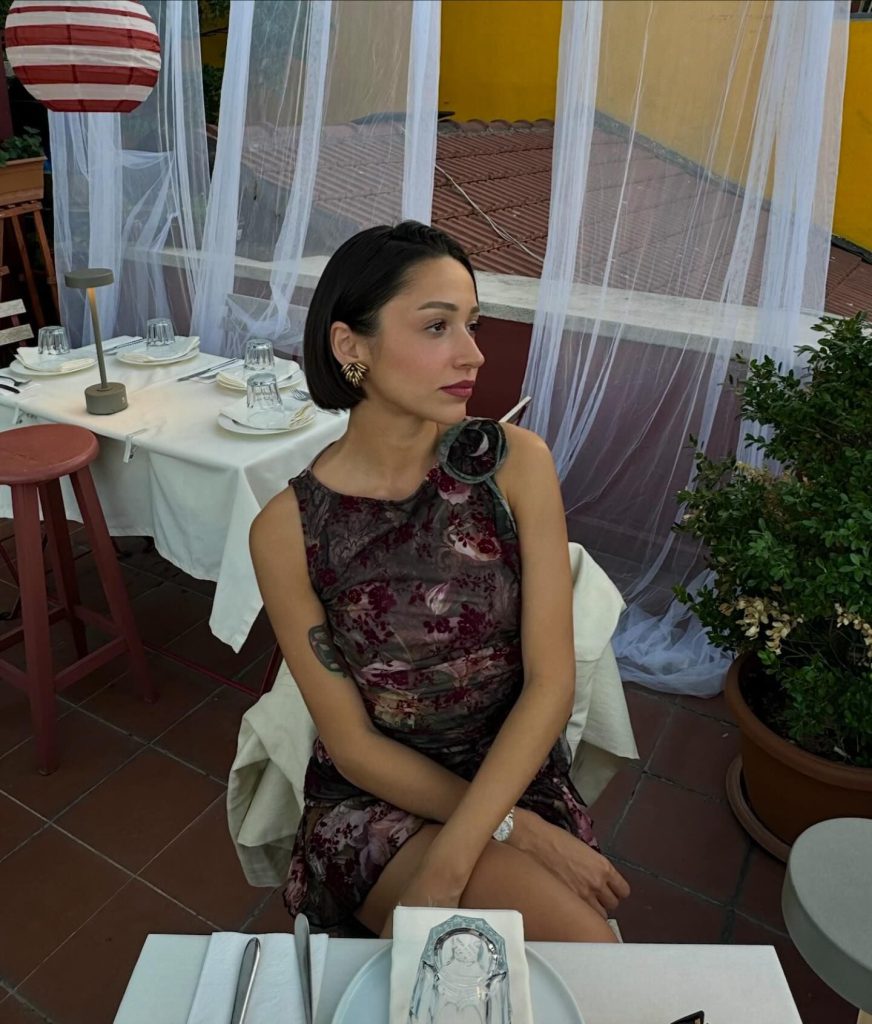 Zeynep Bastık poses boobs