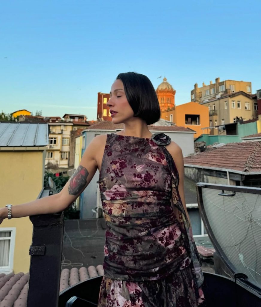 Zeynep Bastık poses hot images