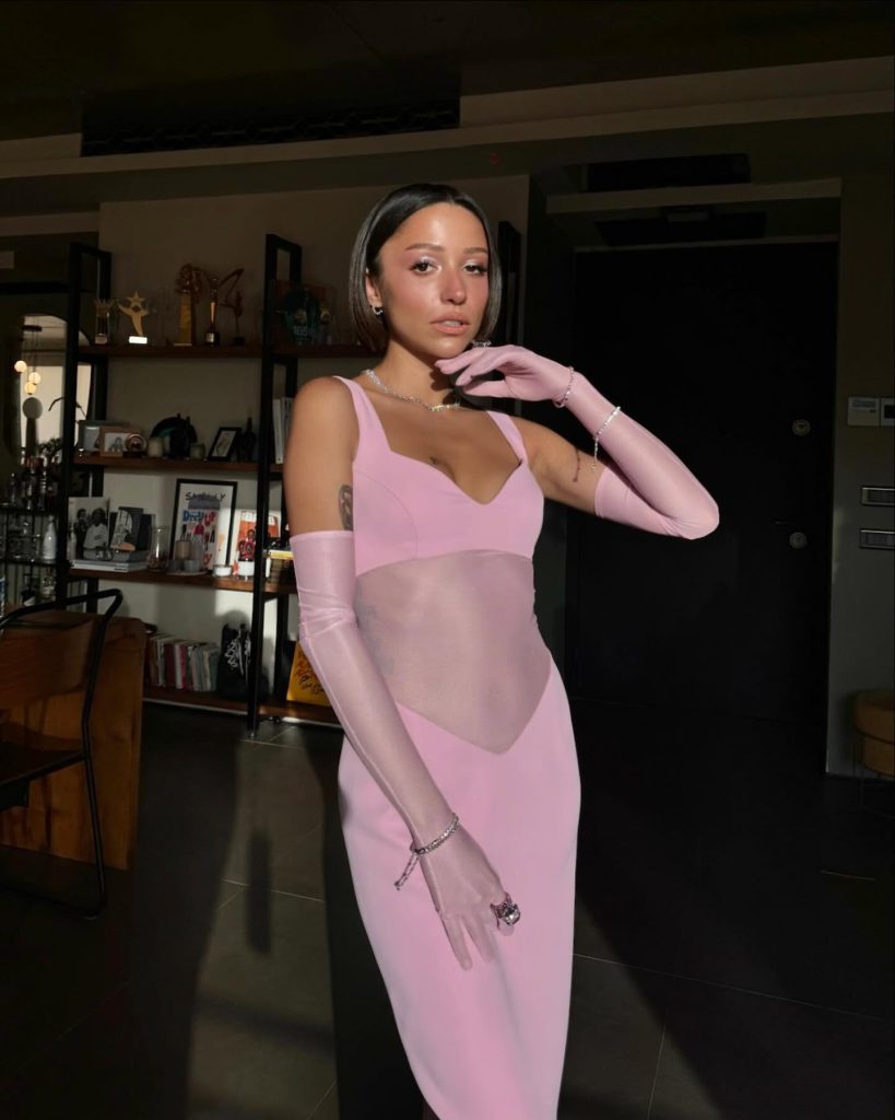 Zeynep Bastık poses nude pics