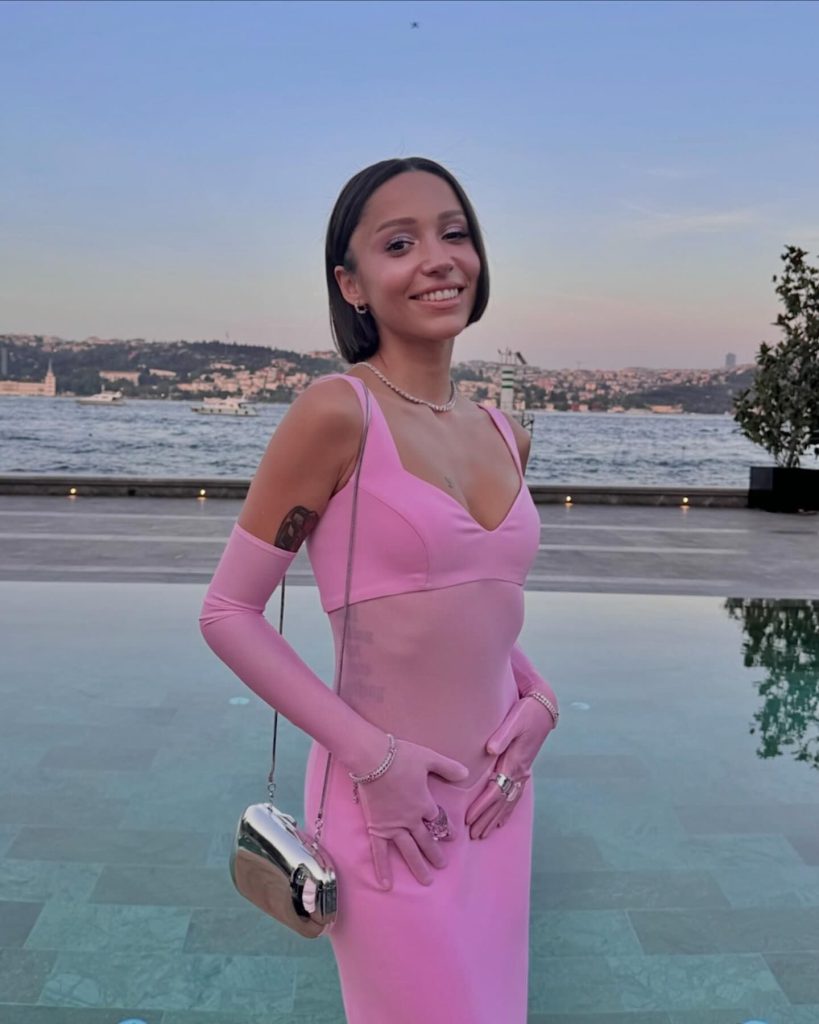 Zeynep Bastık poses pussy