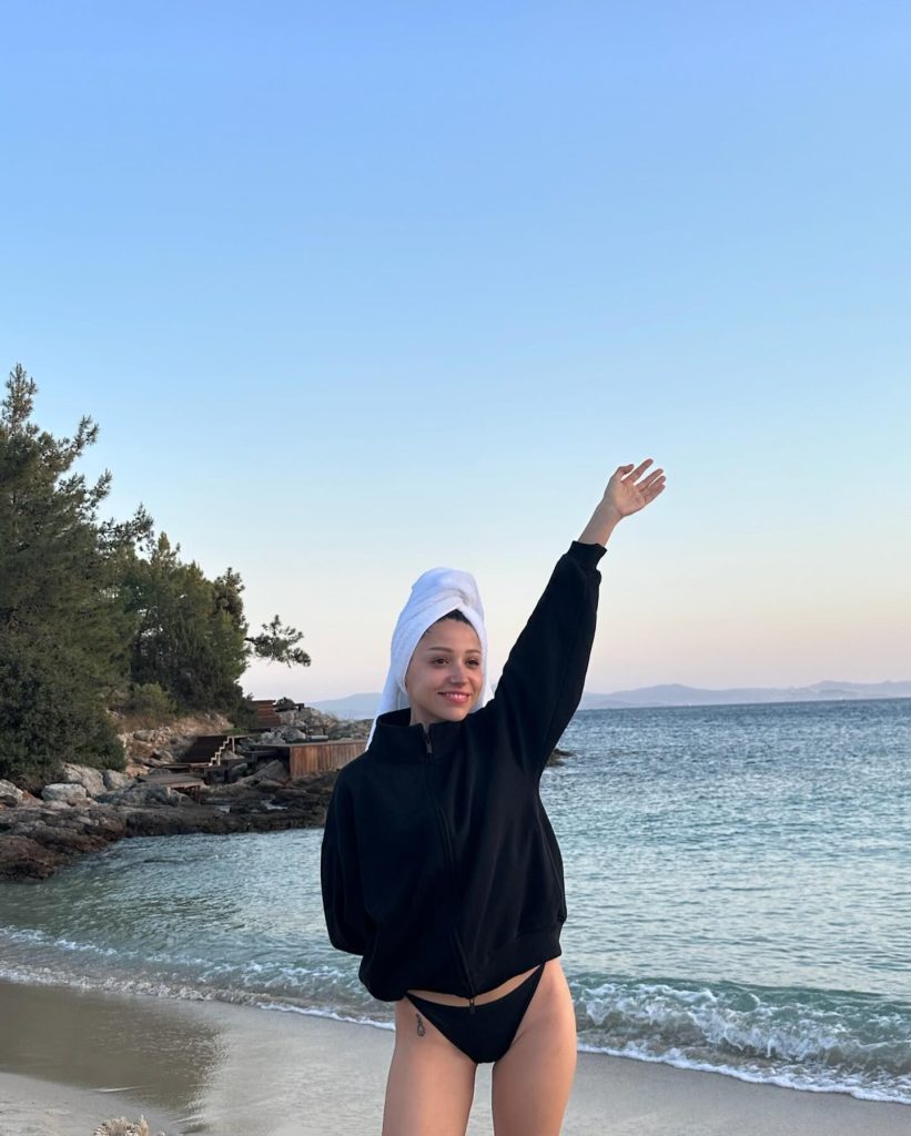 Zeynep Bastık poses sexy