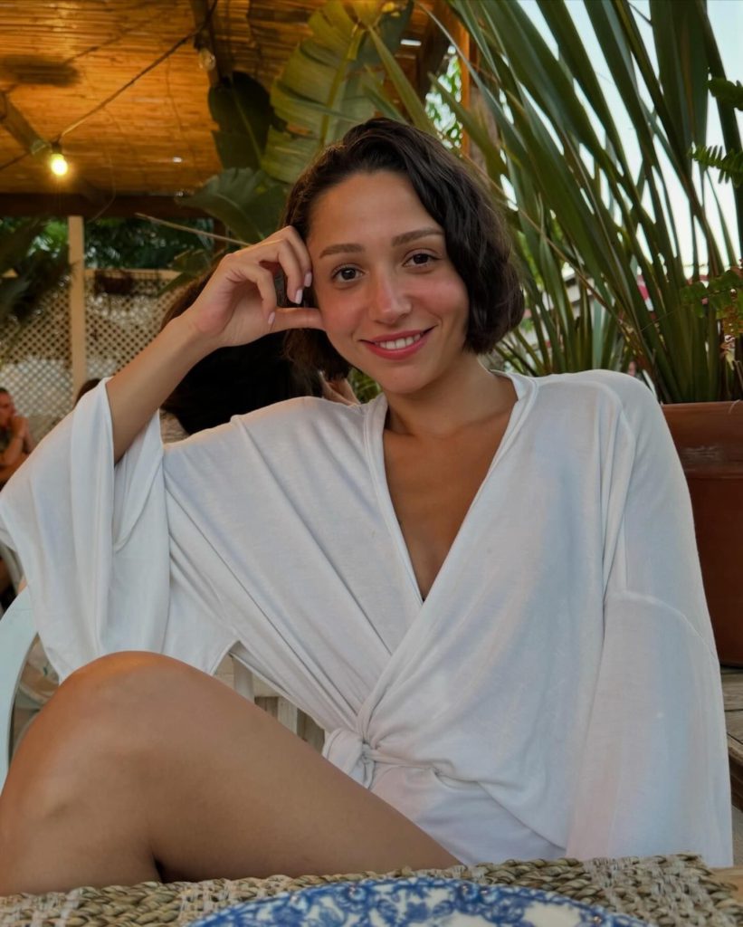 Zeynep Bastık smiles nude pics