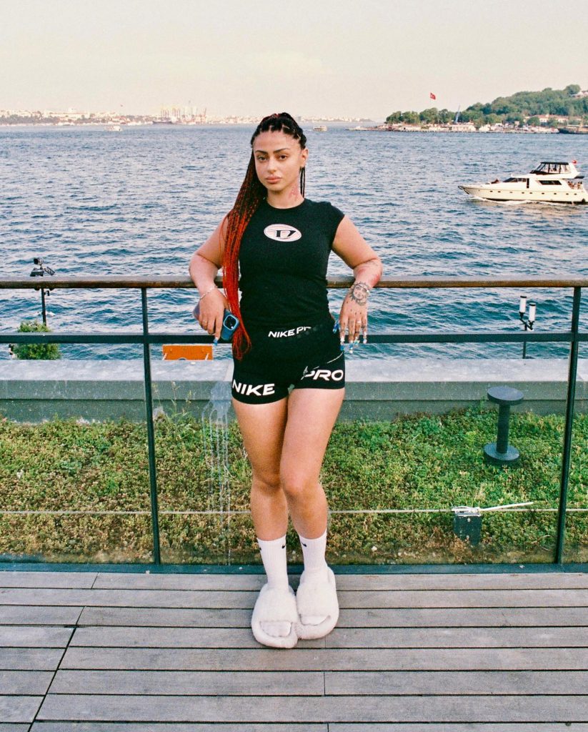 Alizade ardent boobs