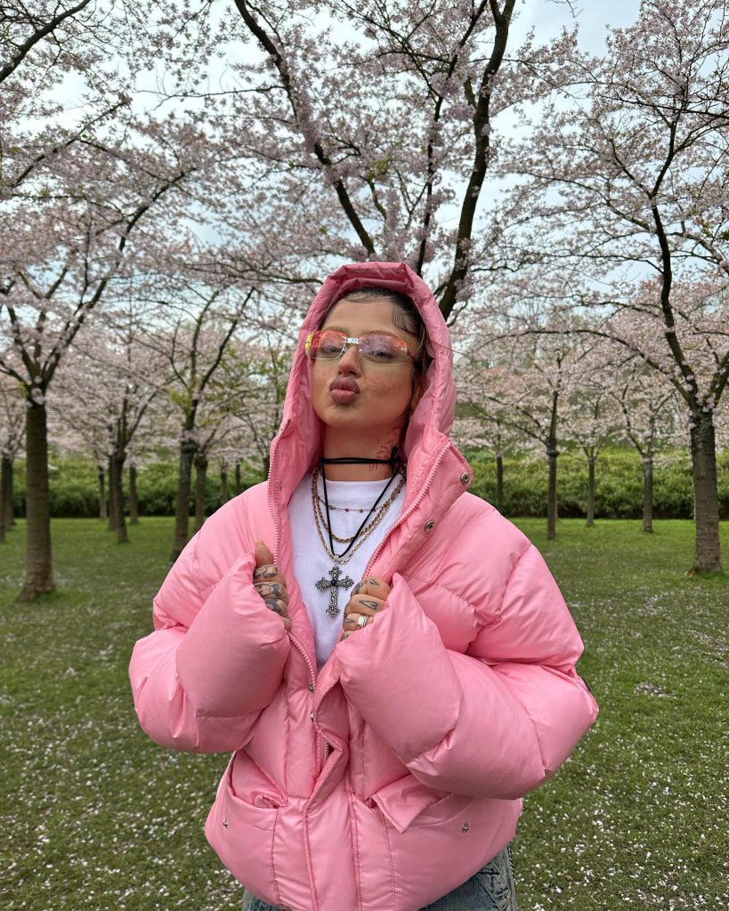 Alizade depicts fire boobs