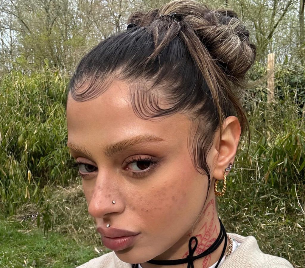 Alizade looks hot bikini