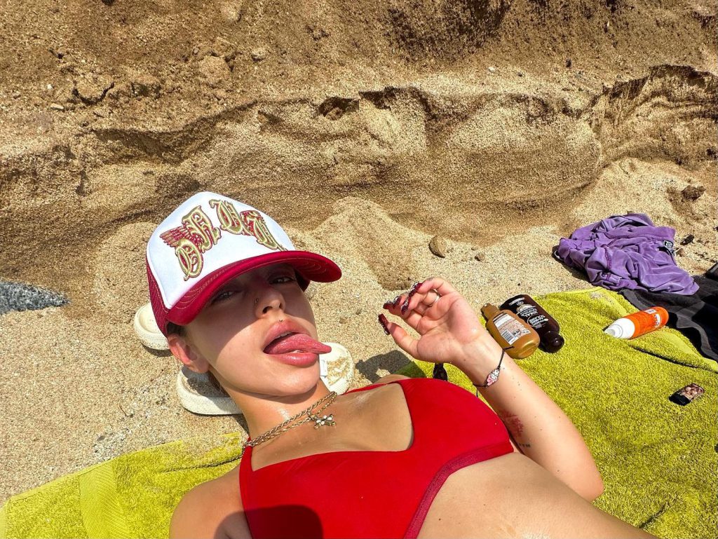 Alizade modeling sex scenes