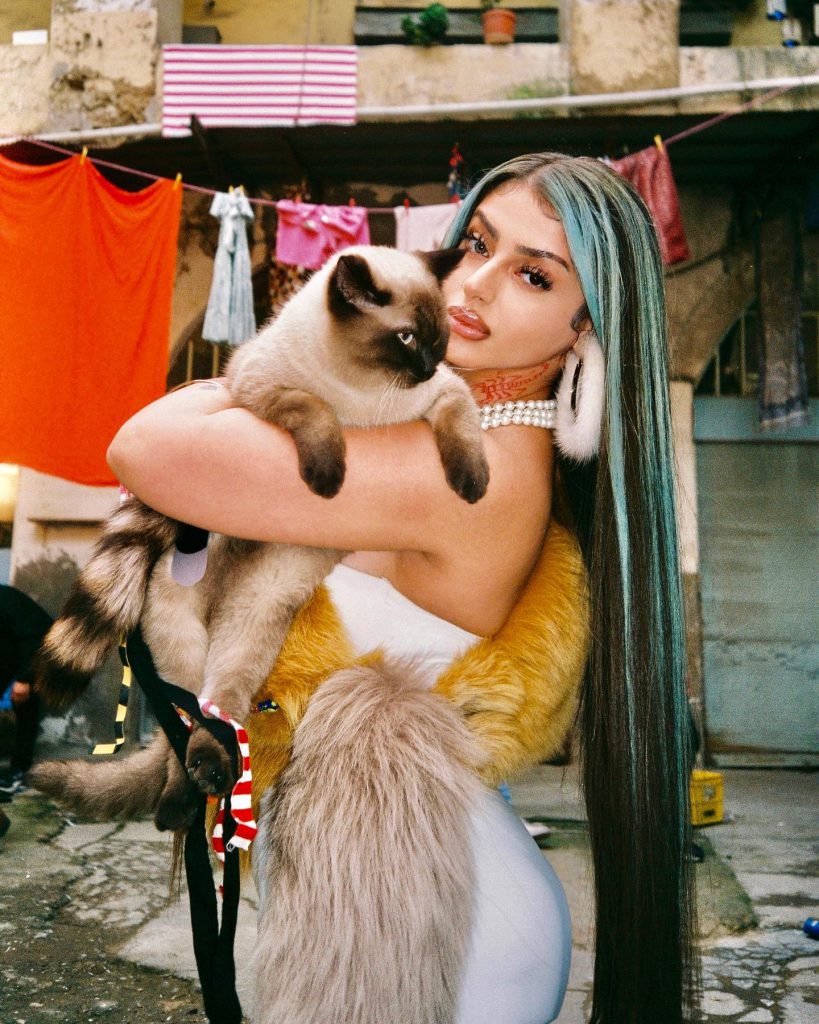 Alizade poses hot pics