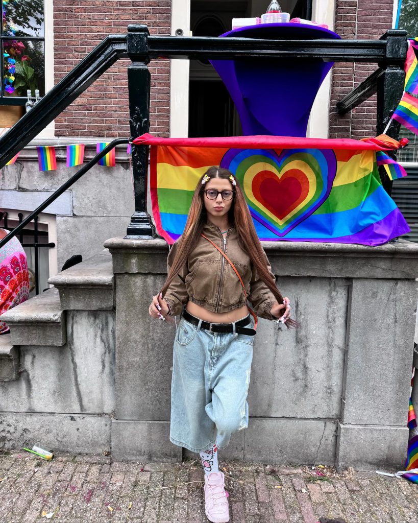 Alizade poses nude pics