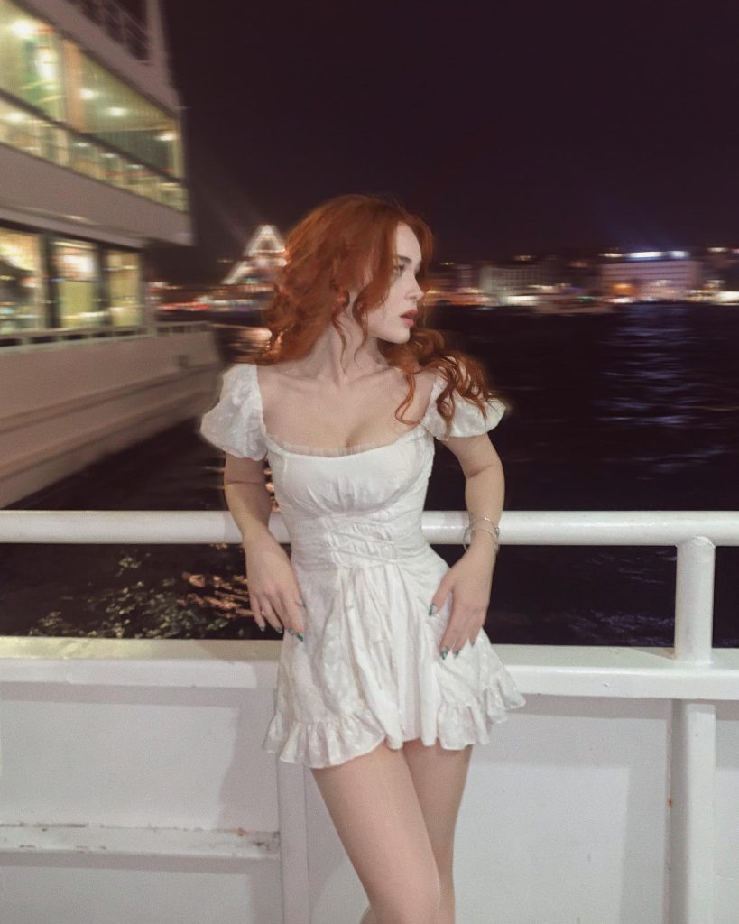 Asena Keskinci depicts fire nude