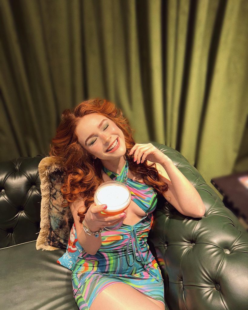 Asena Keskinci depicts fire pussy