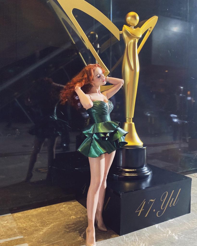 Asena Keskinci looks naked