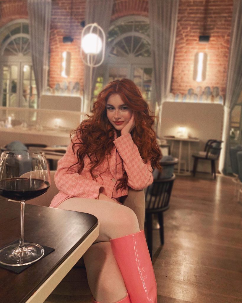 Asena Keskinci looks pussy