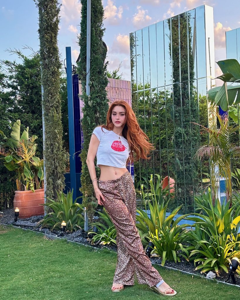 Asena Keskinci modeling pussy