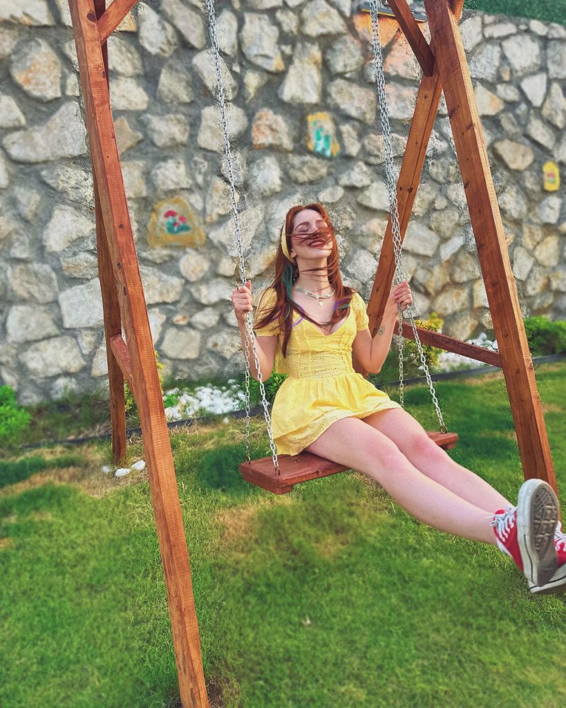 Asena Keskinci poses bikini