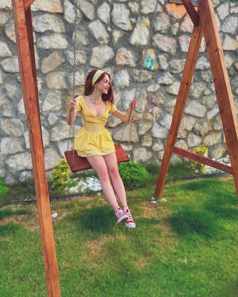 Asena Keskinci poses hot