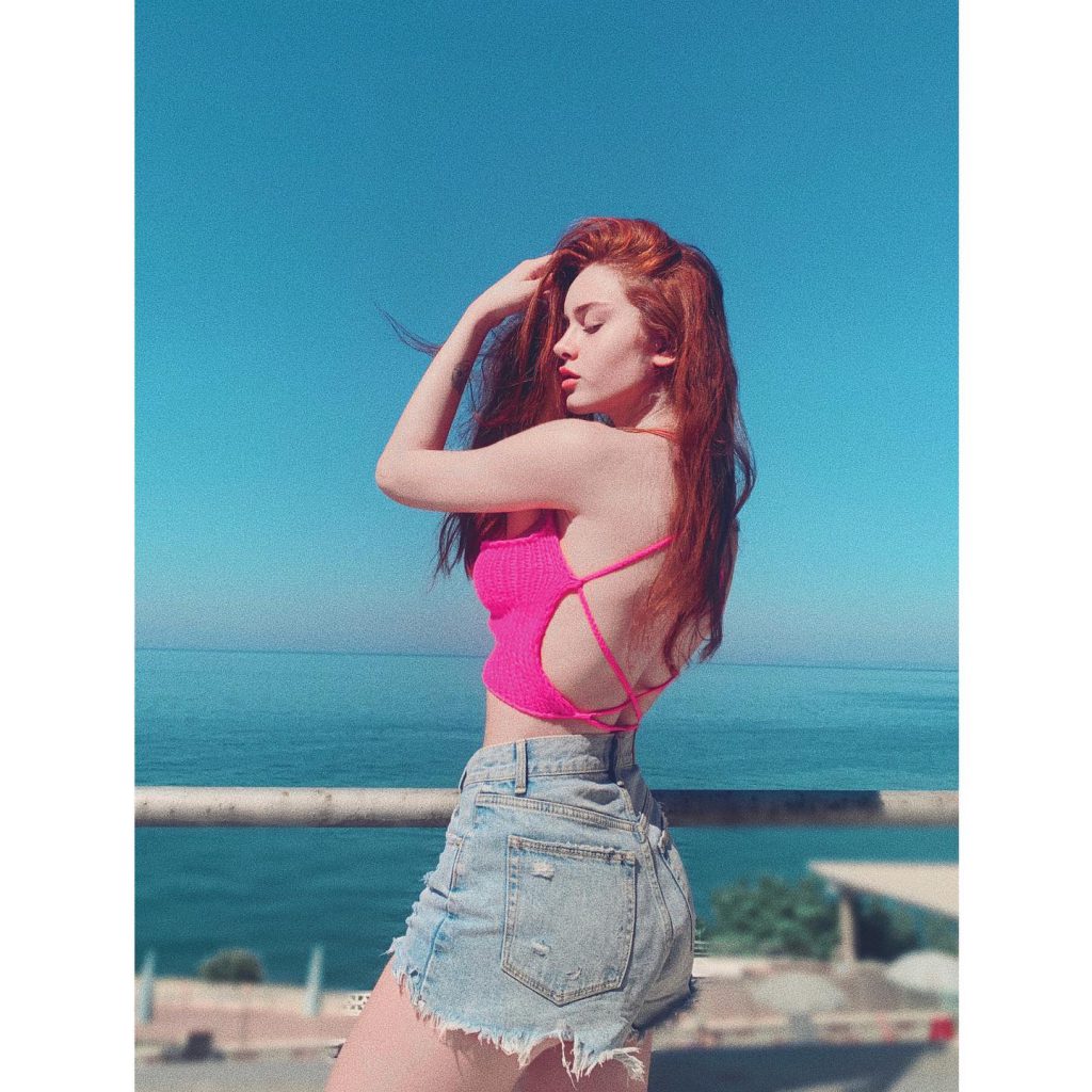 Asena Keskinci poses naked