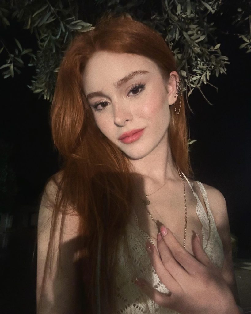 Asena Keskinci poses nude pics