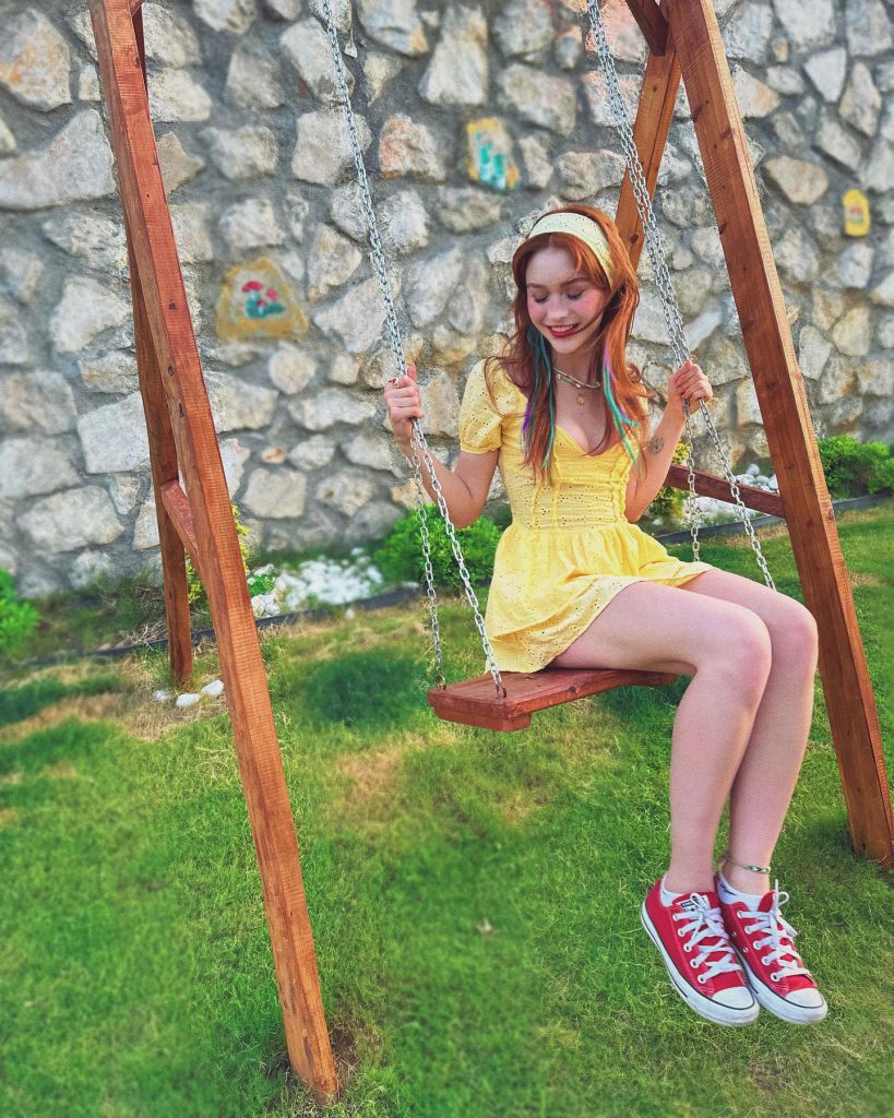 Asena Keskinci poses porn