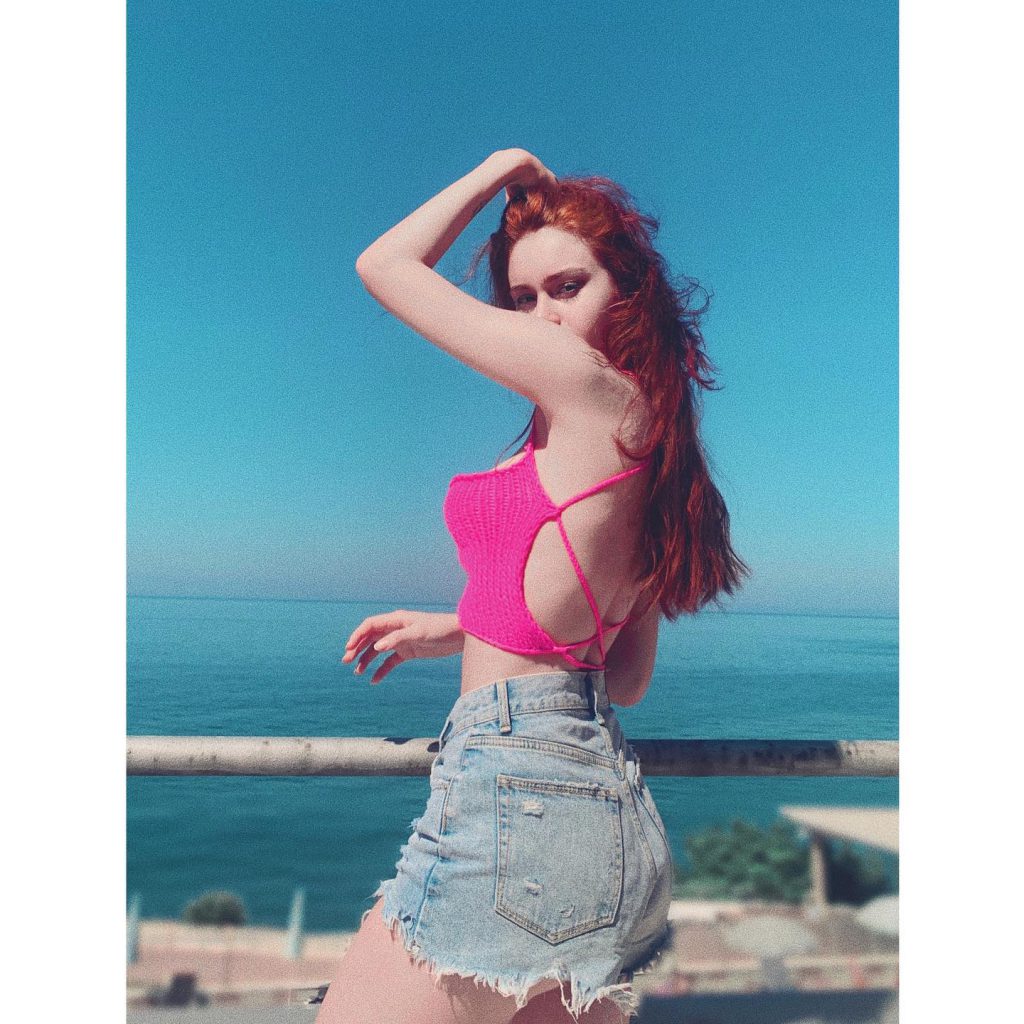 Asena Keskinci poses sexy