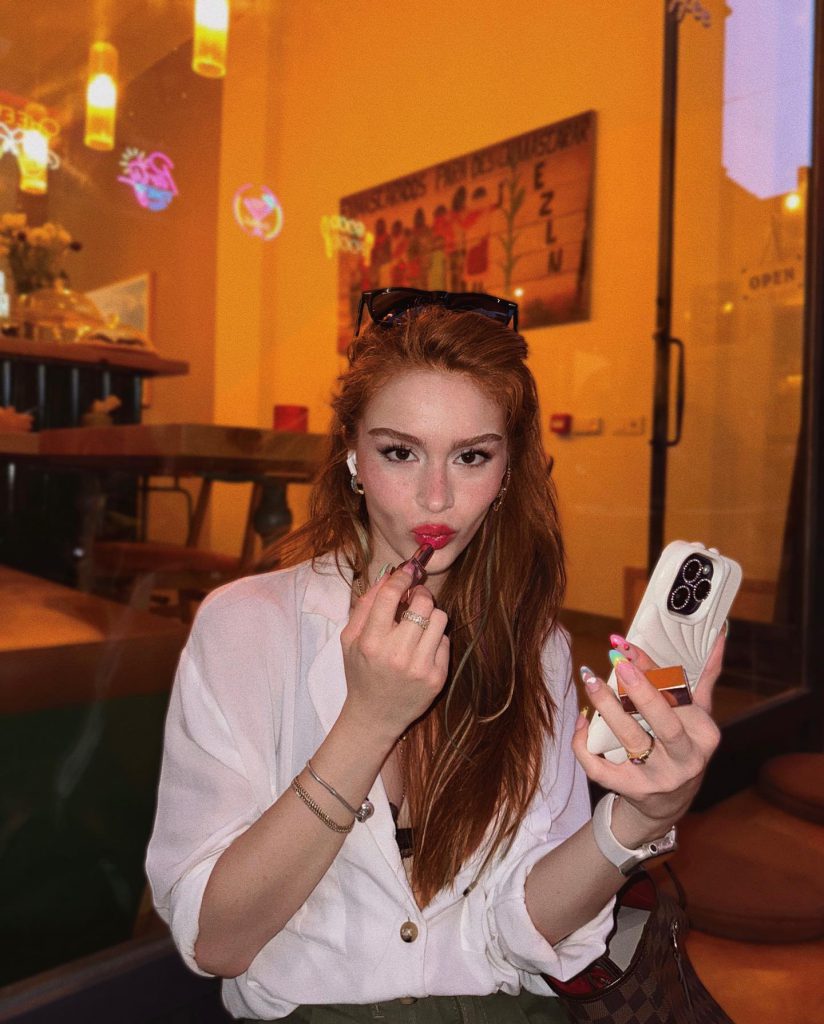 Asena Keskinci smiles hot bikini