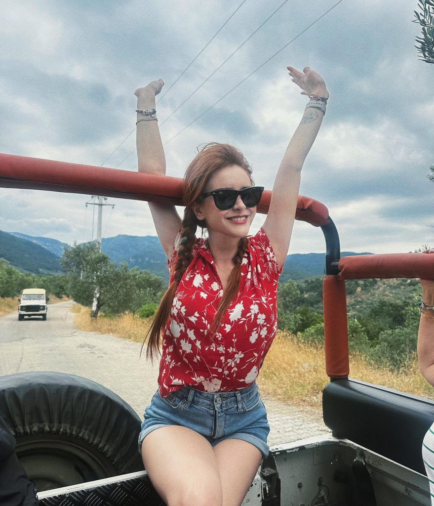 Asena Keskinci smiles pussy