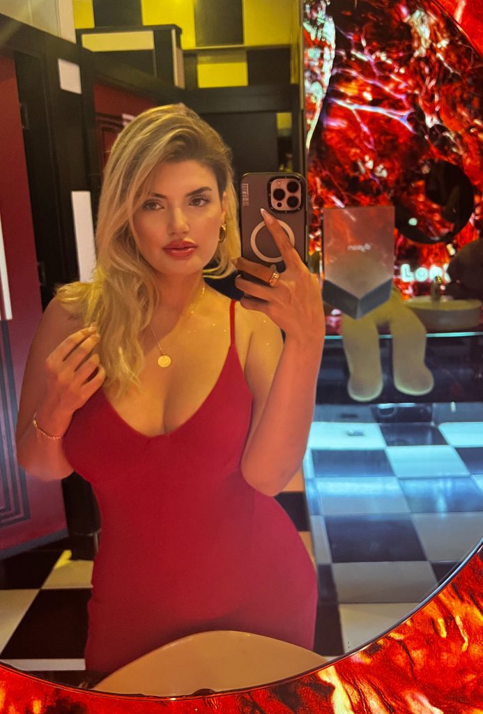 Begüm Polat depicts fire ass