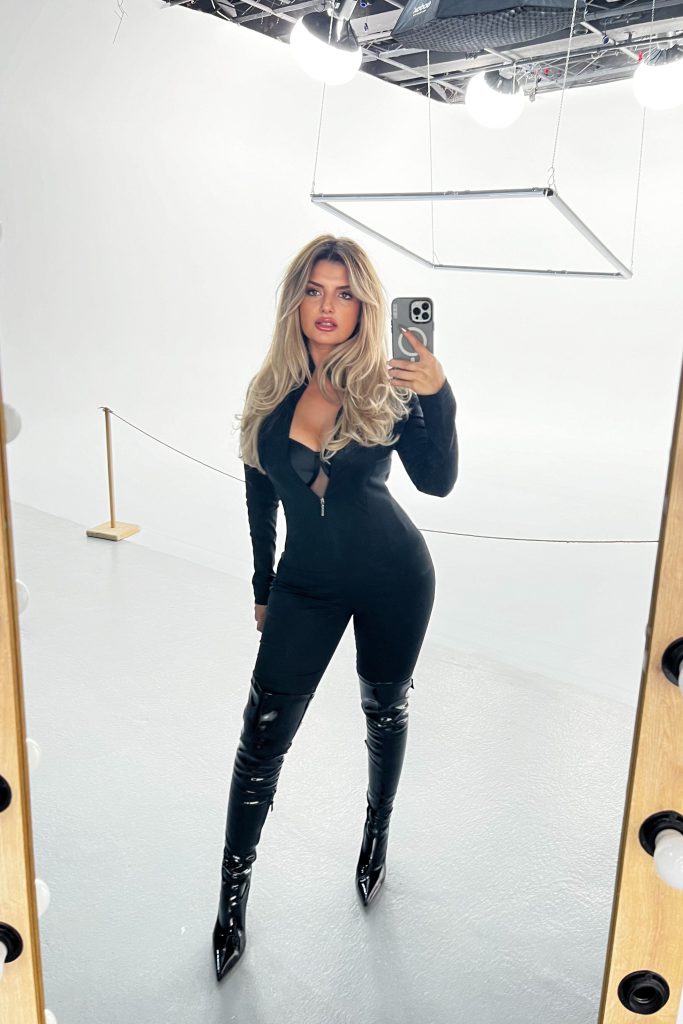 Begüm Polat looks nude pics