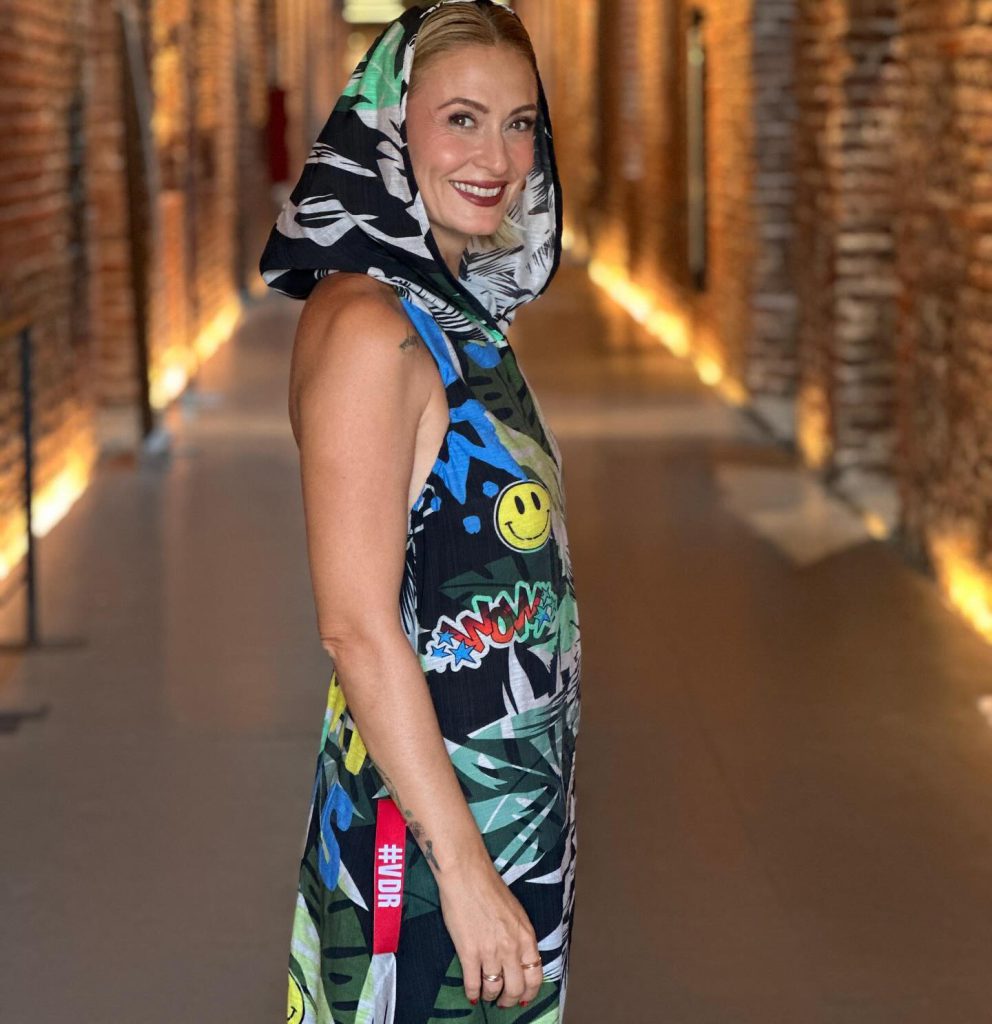 Ceyda Düvenci depicts fire ass