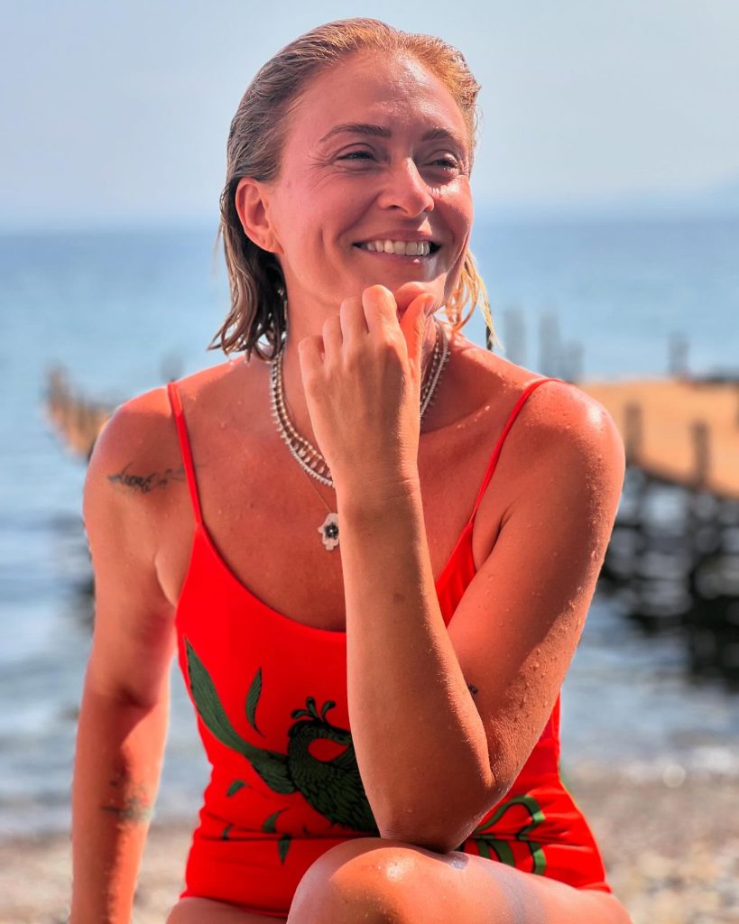 Ceyda Düvenci depicts fire hot images