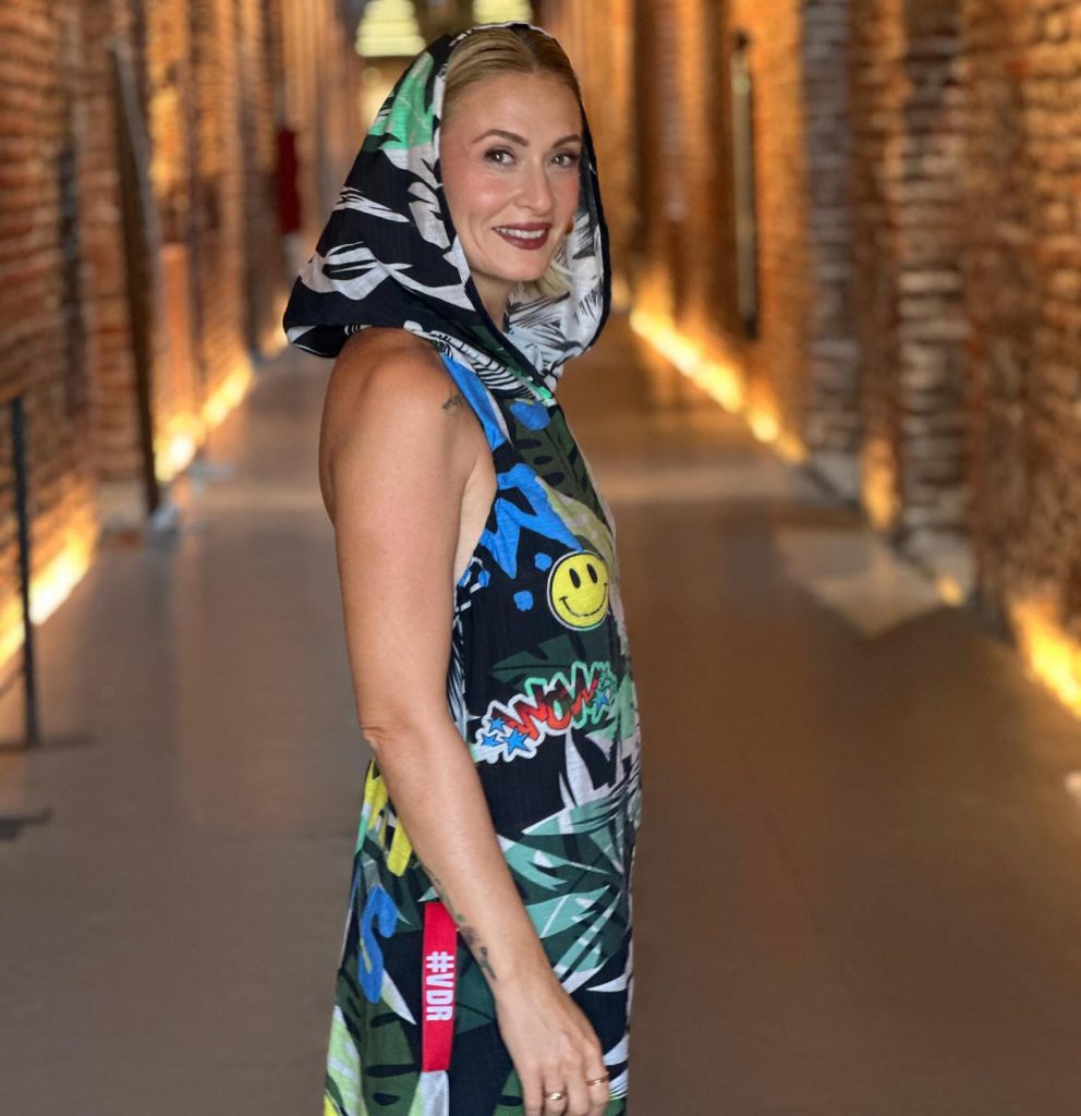 Ceyda Düvenci depicts fire naked