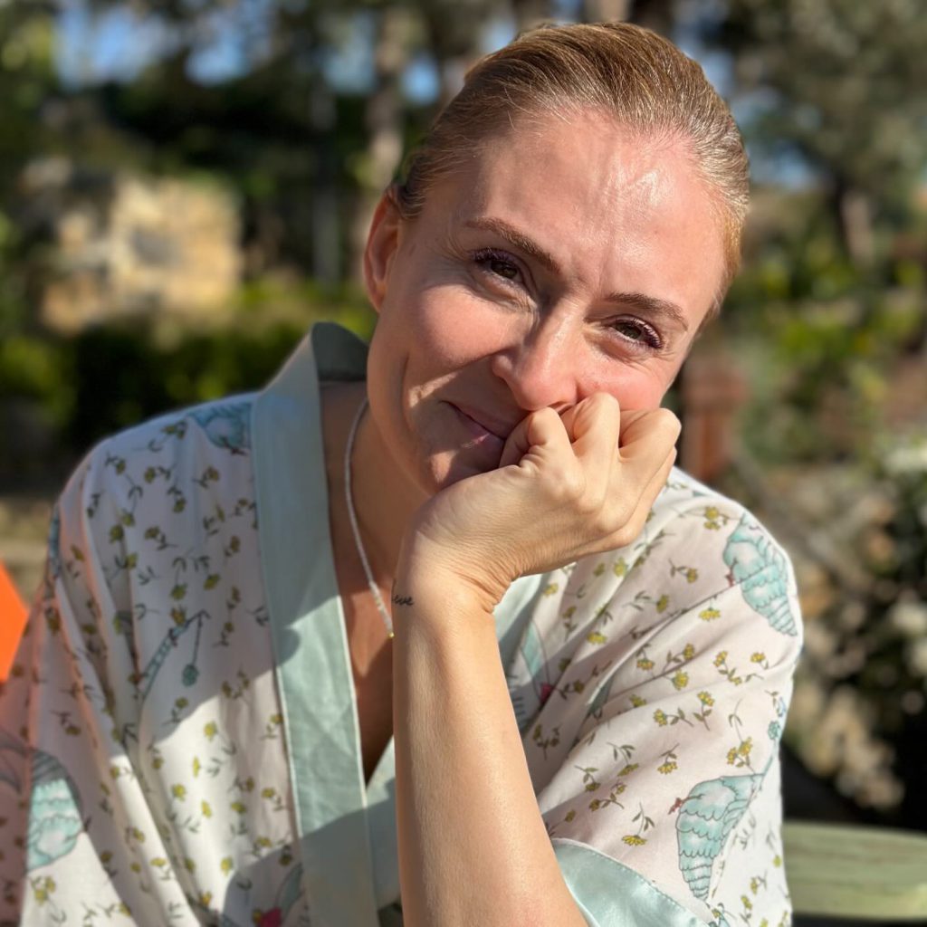 Ceyda Düvenci depicts fire nude