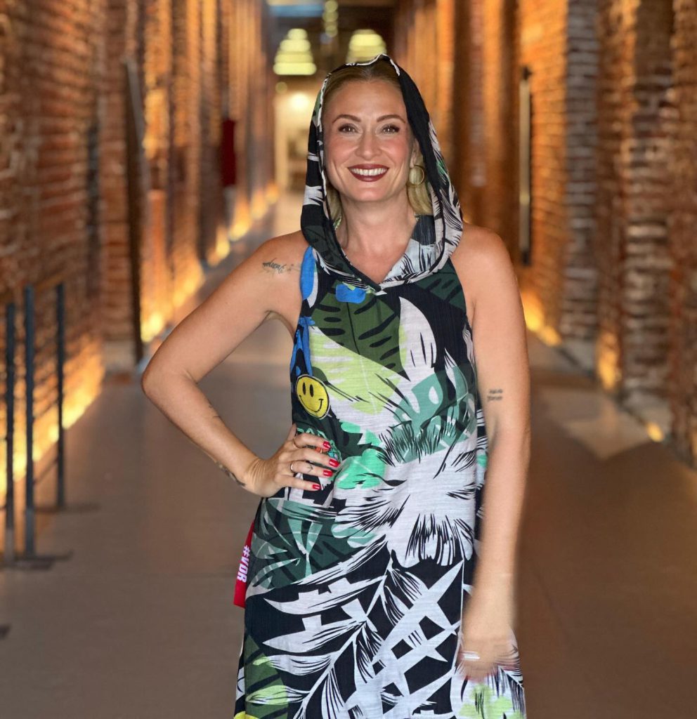 Ceyda Düvenci depicts fire sexy