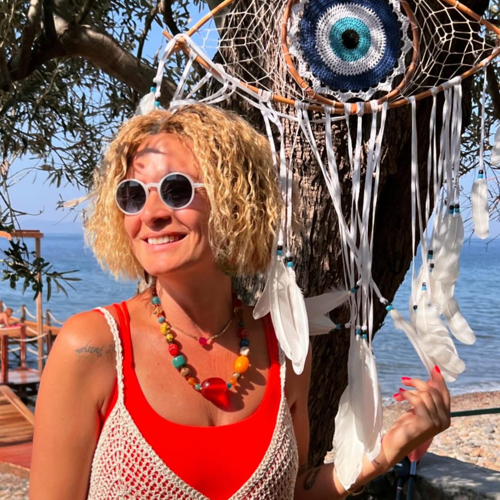 Ceyda Düvenci looks ass