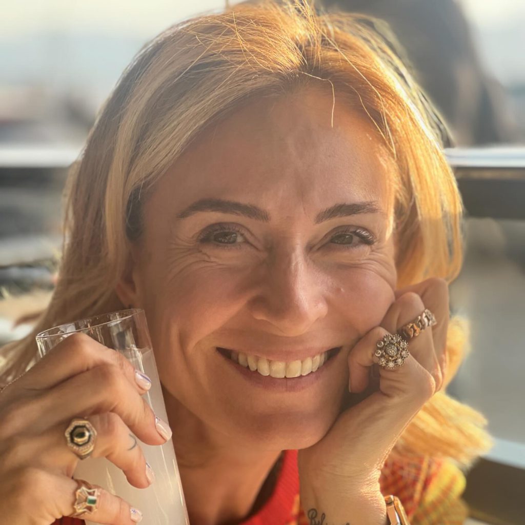 Ceyda Düvenci looks boobs