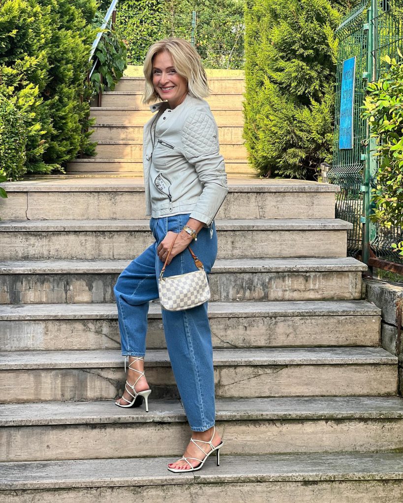 Ceyda Düvenci looks hot bikini