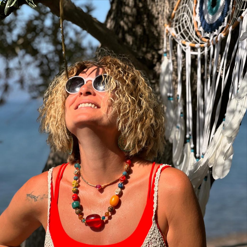 Ceyda Düvenci looks sexy