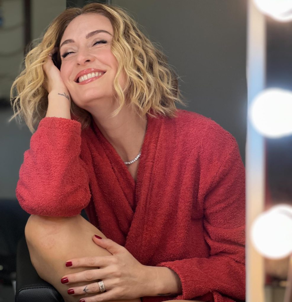 Ceyda Düvenci poses bikini